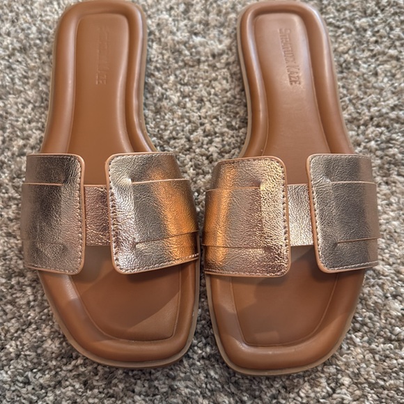 Women’s sandals, rose gold, size 8, from Amazon - Picture 2 of 4